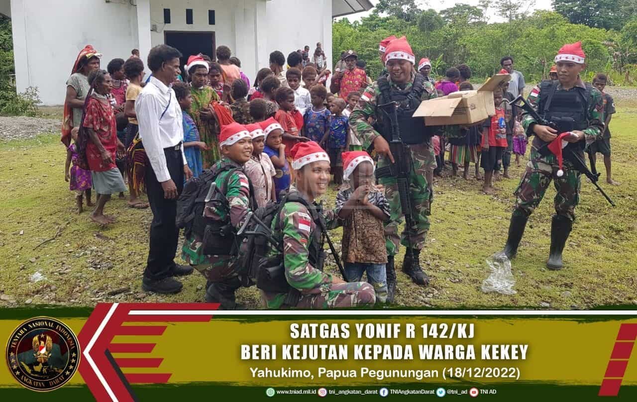 Sambut Damai Natal, Satgas Yonif R 142/KJ Beri Kejutan Kepada Warga Kekey