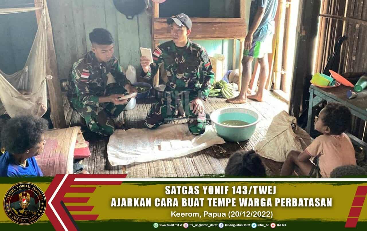 Ajarkan Cara Buat Tempe, Upaya Satgas Yonif 143/TWEJ Tingkatkan Perekonomian Warga Perbatasan