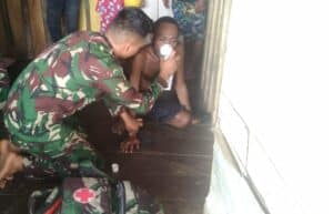 Sesak Nafas, Satgas Yonif 143/TWEJ Beri Pertolongan Pertama dan Evakuasi Warga Papua
