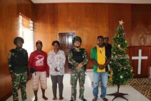 Satgas Yonif R 514 Kostrad Berikan Pohon Natal dan Lonceng Gereja.