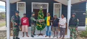 Satgas Yonif R 514 Kostrad Berikan Pohon Natal dan Lonceng Gereja.