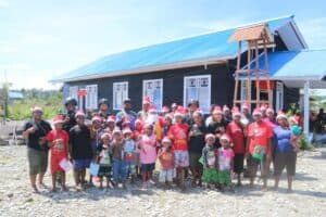 Satgas Yonif R 514 Kostrad Berikan Pohon Natal dan Lonceng Gereja.