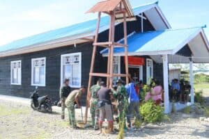 Satgas Yonif R 514 Kostrad Berikan Pohon Natal dan Lonceng Gereja.