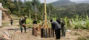 Buat Pohon Natal Raksasa, Prajurit Galuh Taruna Hadirkan Kebahagiaan Bagi Masyarakat Papua