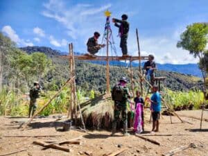 Buat Pohon Natal Raksasa, Prajurit Galuh Taruna Hadirkan Kebahagiaan Bagi Masyarakat Papua
