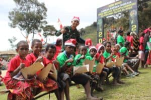 Momen Kebahagiaan Natal Satgas Yonmek 203/AK Bersama Masyarakat Desa Tima