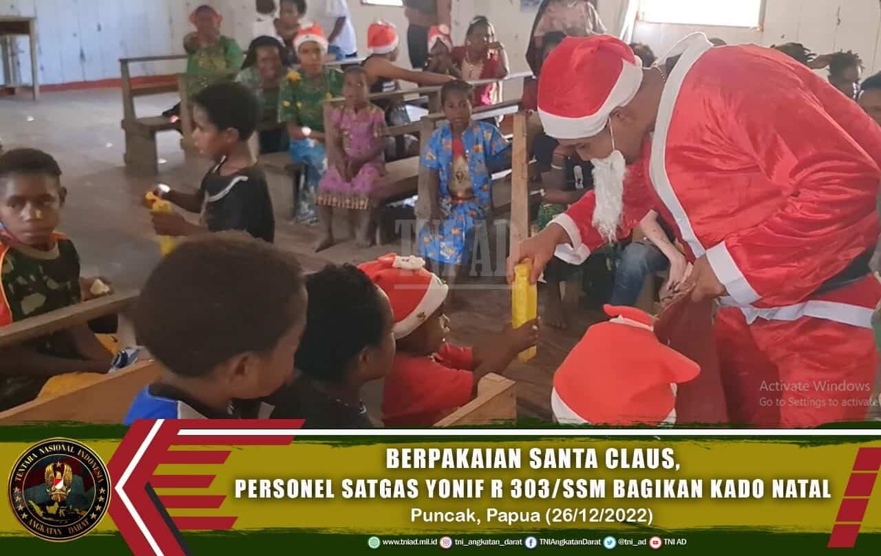 Berpakaian Santa Claus, Personel Satgas Yonif R 303/SSM Bagikan Kado Natal