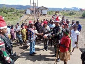 Tradisi Bakar Batu Warnai Perayaan Natal Satgas Yonif 143/TWEJ Bersama Masyarakat Papua