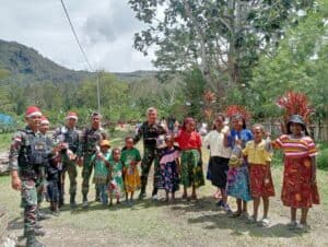 Satgas Yonif R 142/KJ Keliling Kampung Bagikan Kado Natal di Distrik Kelila