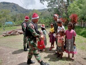 Satgas Yonif R 142/KJ Keliling Kampung Bagikan Kado Natal di Distrik Kelila