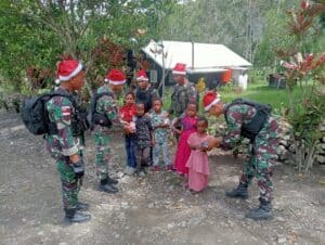 Satgas Yonif R 142/KJ Keliling Kampung Bagikan Kado Natal di Distrik Kelila