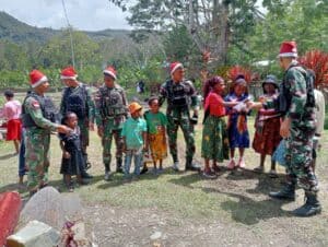 Satgas Yonif R 142/KJ Keliling Kampung Bagikan Kado Natal di Distrik Kelila