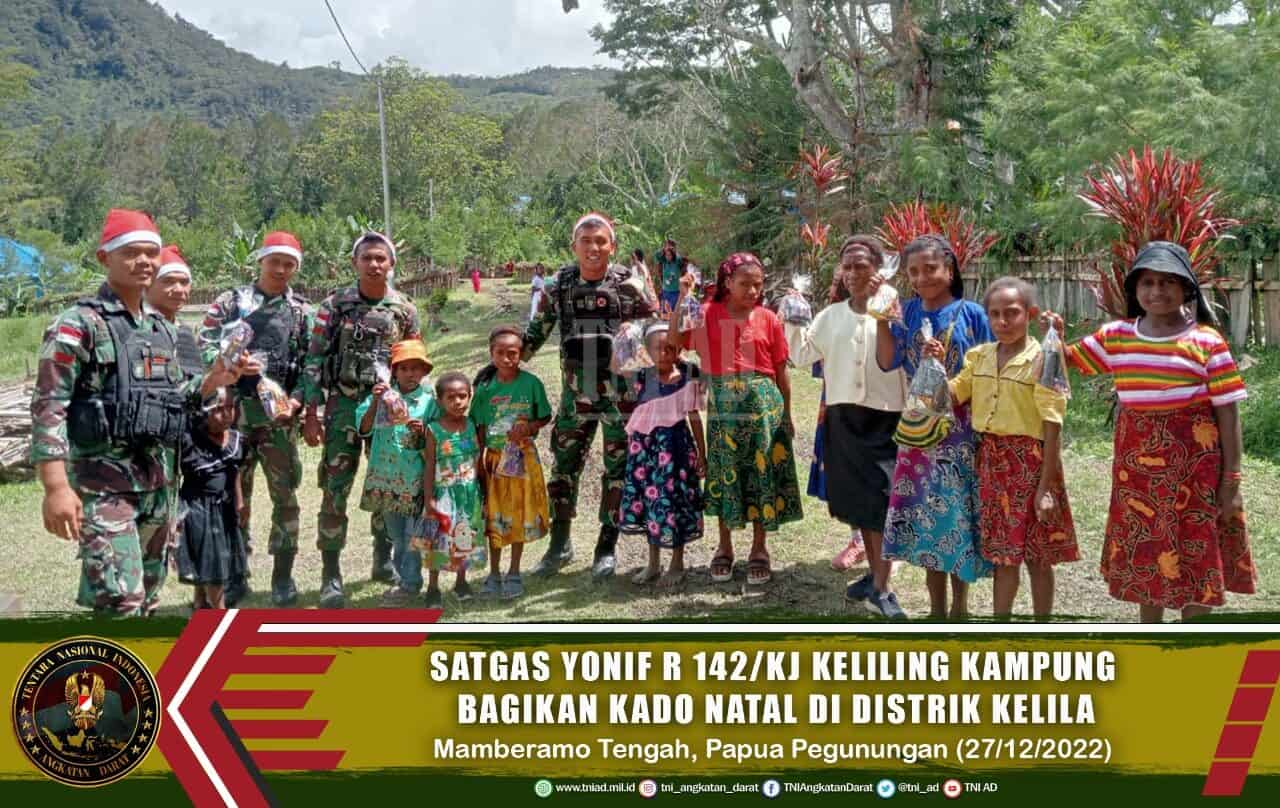 Satgas Yonif R 142/KJ Keliling Kampung Bagikan Kado Natal di Distrik Kelila