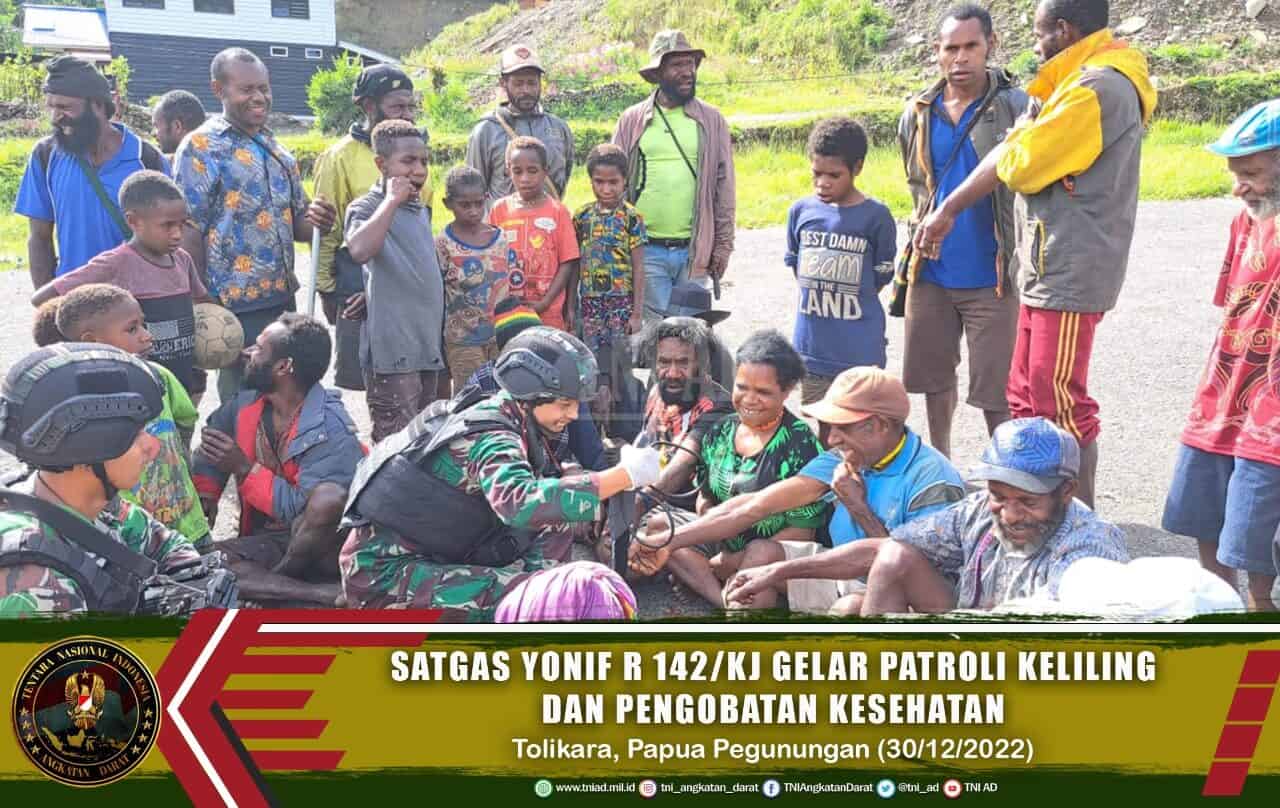 Jelang Pergantian Tahun, Satgas Yonif R 142/KJ Gelar Patroli Keliling dan Pengobatan Kesehatan