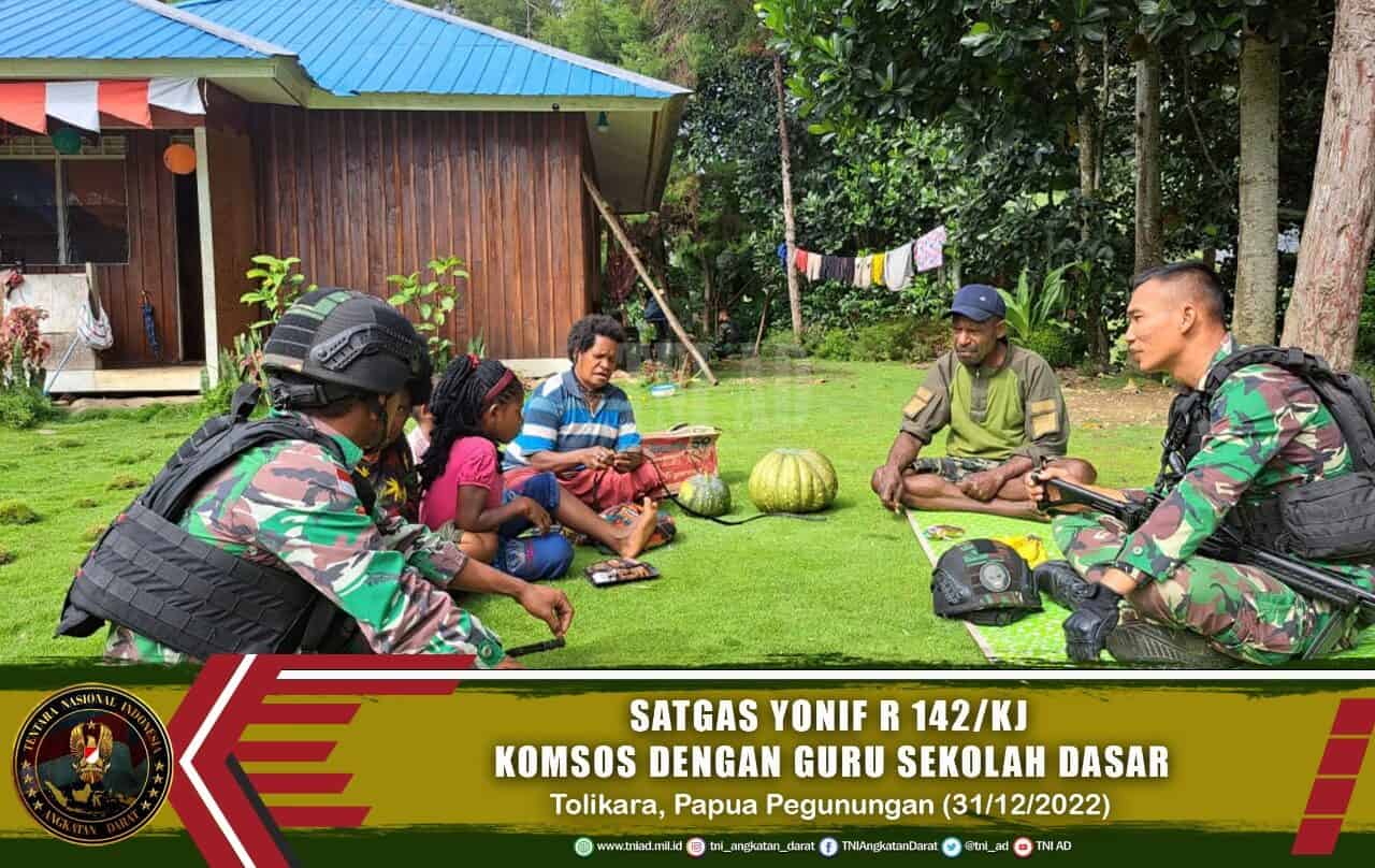 Satgas Yonif R 142/KJ Komsos Dengan Guru Sekolah Dasar