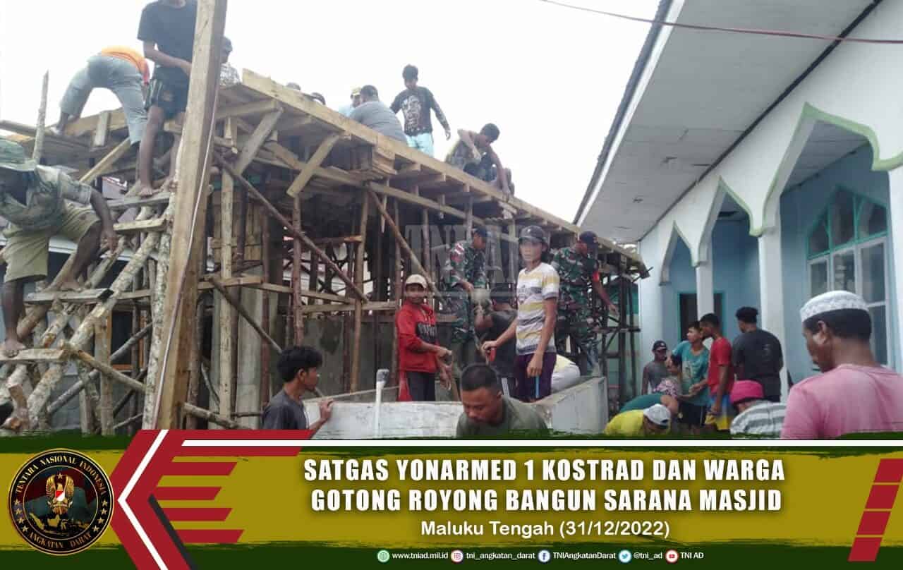 Satgas Yonarmed 1 Kostrad dan Warga Gotong Royong Bangun Sarana Masjid