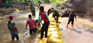 Babinsa Kodim 1402/Polman Bersama Warga Gotong Royong Perbaiki Tanggul Jebol