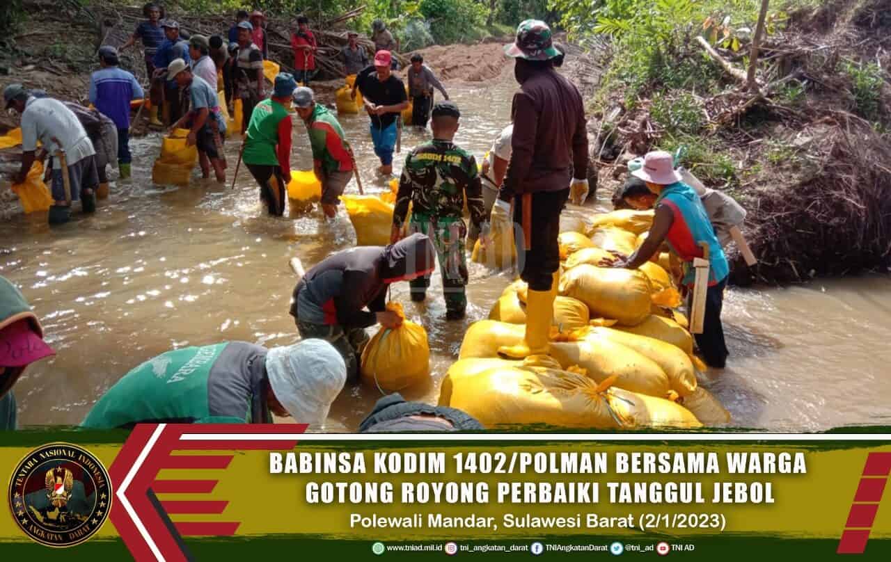 Babinsa Kodim 1402/Polman Bersama Warga Gotong Royong Perbaiki Tanggul Jebol