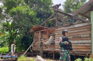 Hadir Di Tengah Kesulitan Rakyat, Satgas Yonif 511/DY Bantu Bangun Rumah Warga Perbatasan