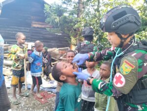 Keliling Kampung, Satgas Yonif Raider 142/KJ Beri Pelayanan Kesehatan