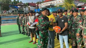 Satgas Yonif RK 136/TS Gelar Bakti Sosial dan Karya Bakti di Teluk Wondama