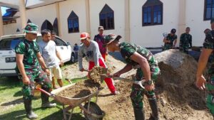 Satgas Yonif RK 136/TS Gelar Bakti Sosial dan Karya Bakti di Teluk Wondama