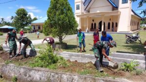Satgas Yonif RK 136/TS Gelar Bakti Sosial dan Karya Bakti di Teluk Wondama