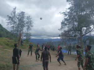 Pererat Kebersamaan, Satgas 303/SSM Main Voli Bersama Warga Puncak Papua