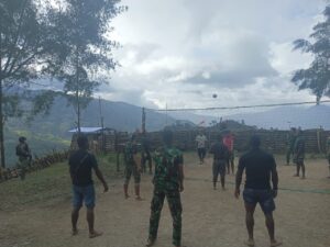 Pererat Kebersamaan, Satgas 303/SSM Main Voli Bersama Warga Puncak Papua