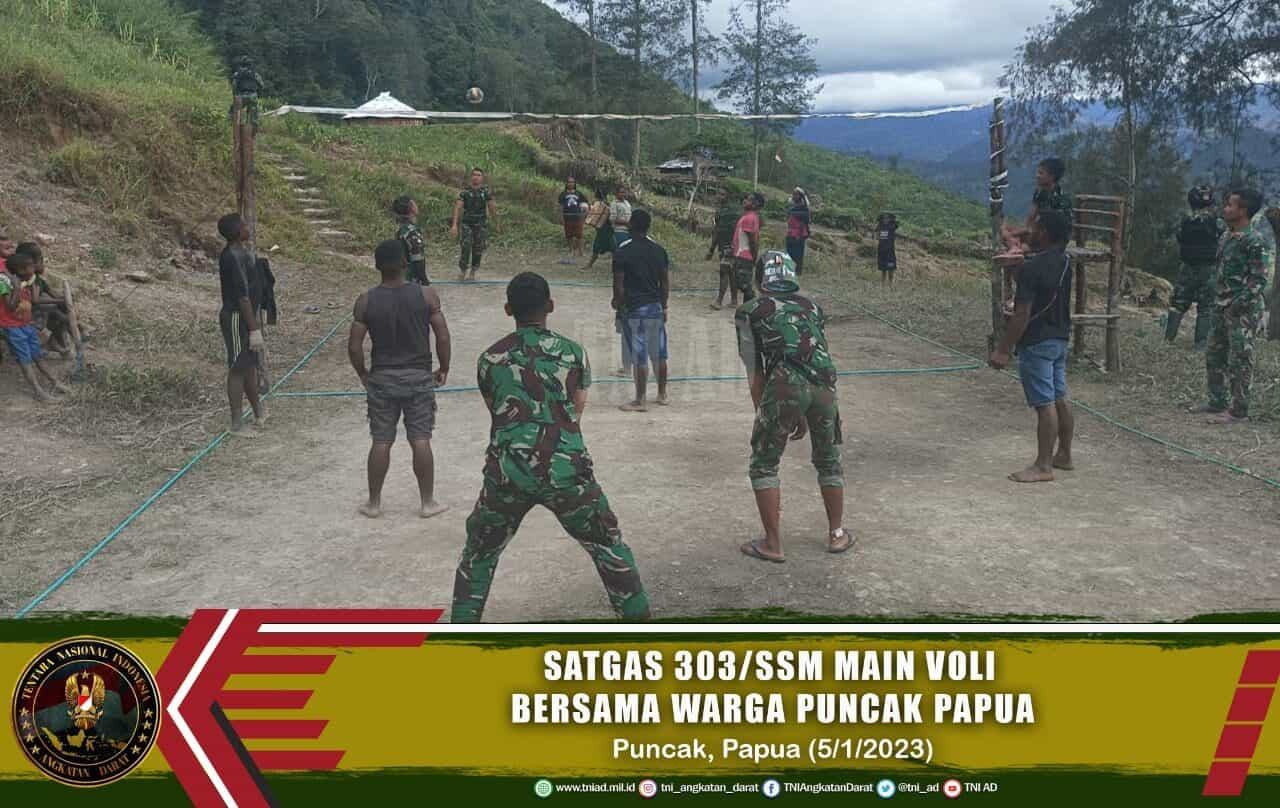 Pererat Kebersamaan, Satgas 303/SSM Main Voli Bersama Warga Puncak Papua