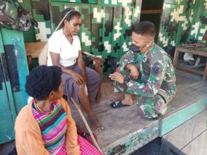 Mengeluh Sakit Kaki, Mama Papua Diobati Satgas Yonif R 142/KJ