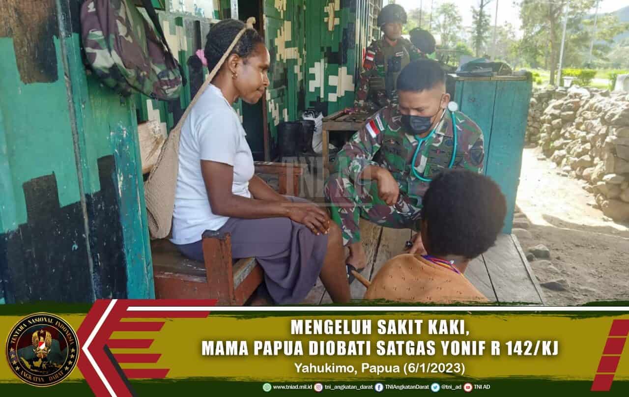 Mengeluh Sakit Kaki, Mama Papua Diobati Satgas Yonif R 142/KJ