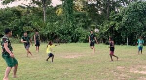 Satgas Yonif 143/TWEJ Tumbuhkan Semangat Olahraga Anak-Anak Perbatasan