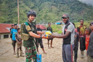 Satgas Yonif R 321/GT Kostrad Bangun Sarana Olahraga di Pedalaman Papua