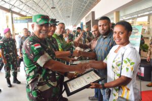 Danrem 172/PWY Bangga Pilot Putra Papua Bantu Pemulangan Masyarakat Kiwirok