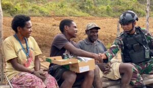 Respon Cepat Satgas Yonmek 203/AK Berikan Seragam dan Sepatu Baru Kepada Anak Papua