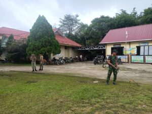 Satgas Yonif 645/GTY Karya Bakti Bersihkan Lingkungan Gereja Katolik St.Yohanes Maria Vianny