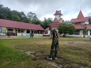 Satgas Yonif 645/GTY Karya Bakti Bersihkan Lingkungan Gereja Katolik St.Yohanes Maria Vianny