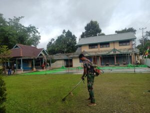 Satgas Yonif 645/GTY Karya Bakti Bersihkan Lingkungan Gereja Katolik St.Yohanes Maria Vianny