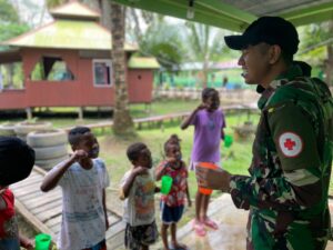 Peduli Kesehatan Anak Papua, Prajurit Bima Sakti Ajarkan Pola Hidup Sehat