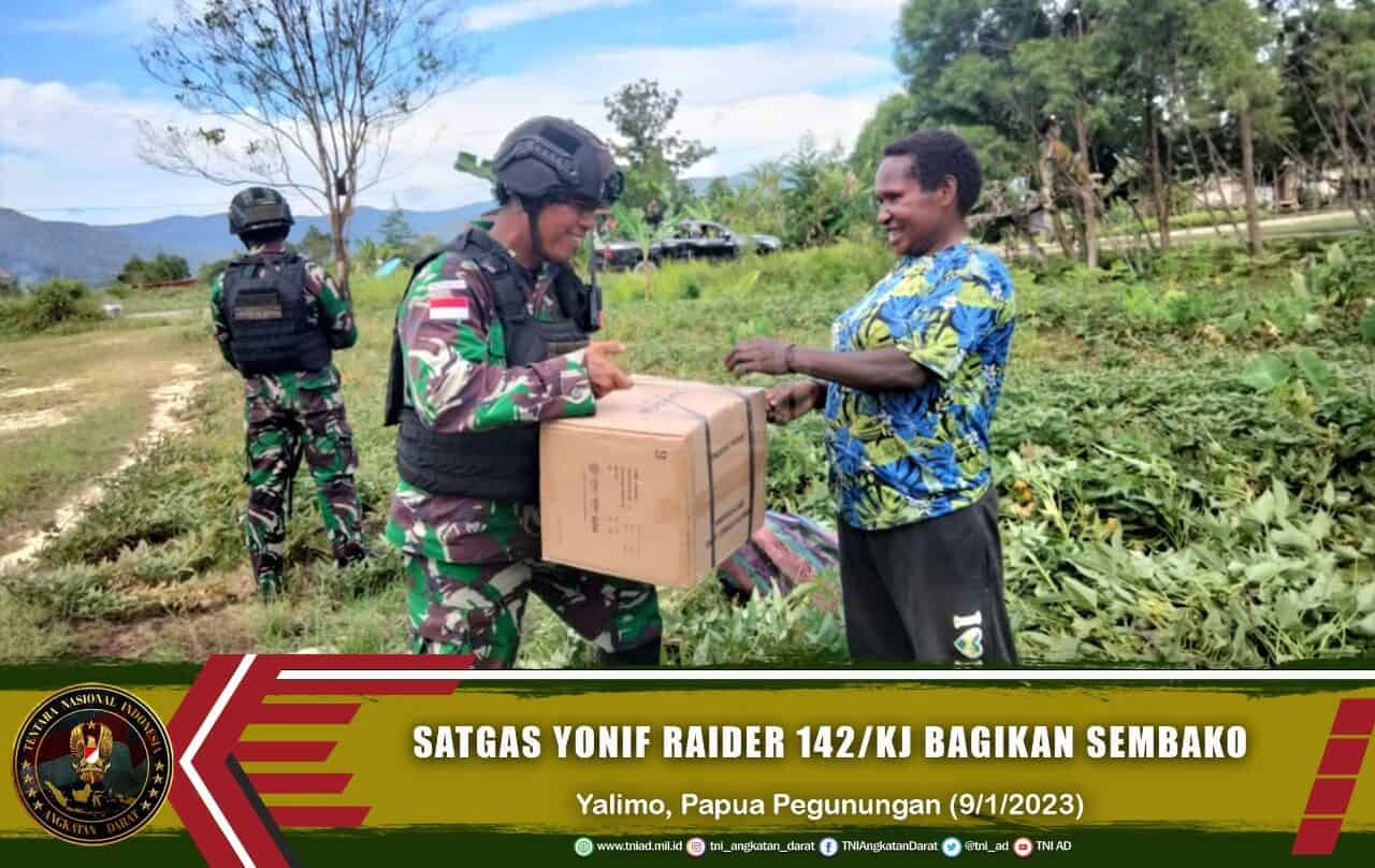 Bagikan Sembako, Cara Satgas Yonif Raider 142/KJ Berbagi Kebahagiaan ke Warga