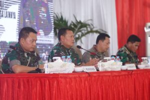 Panglima TNI dan Kapolri Saksikan Demonstrasi Ketangkasan Prajurit Kodam XVIII/Kasuari