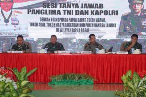 Panglima TNI dan Kapolri Saksikan Demonstrasi Ketangkasan Prajurit Kodam XVIII/Kasuari