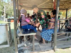 Satgas Yonif R 142/KJ Gelar Pengobatan Gratis di Pos Kelila