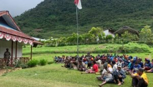 Wujudkan Rasa Aman dan Nyaman, Satgas Yonif 143/TWEJ Pelopori Siskamling di Pedalaman Papua