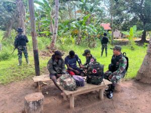 Pantau Kesehatan Warga, Satgas Yonif 511/DY Lakukan Pengobatan Keliling Kampung Di Papua