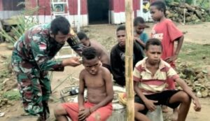 Satgas Yonif 143/TWEJ Gelar Pangkas Rambut Gratis Bagi Anak Pedalaman Papua