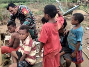 Satgas Yonif 143/TWEJ Gelar Pangkas Rambut Gratis Bagi Anak Pedalaman Papua