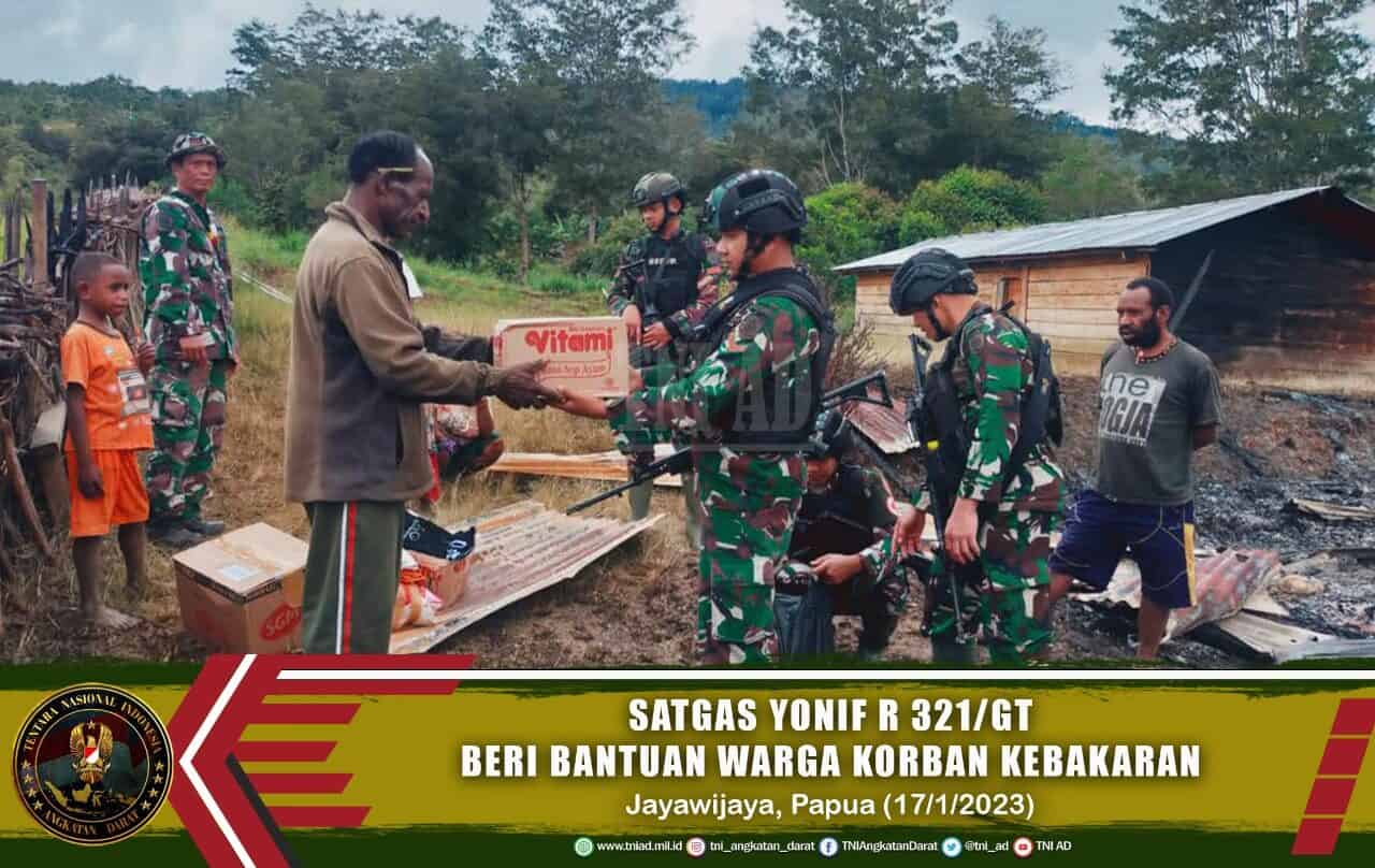 Aksi Cepat dan Tanggap! Satgas Yonif R 321/GT Beri Bantuan Warga Korban Kebakaran