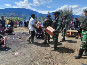Kedukaan Warga Puncak Papua, Satgas Yonif Raider 303/SSM Berikan Bantuan